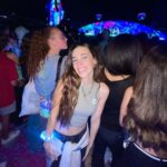 Sara Vidorreta Instagram - Vivir esto ha sido increíble🥹 Espero que con el último vídeo os transportéis a ese momento tan mágico🫶🏼 quiero llorarrrrrr!!!! • • • #coldplay #tumblrgirl #coldplaybarcelona #coldplaylive #aesthetic #concierto #beliveinlove #ootd #vivalavida #outfitinspiration #lareinadelsur #lrds #skyfullofstars #vampi #paradise #lincolnpalomeque #saravidorreta #portraitphotography #barcelona #españa #look #netflix #actriz #actress