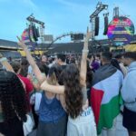 Sara Vidorreta Instagram - Vivir esto ha sido increíble🥹 Espero que con el último vídeo os transportéis a ese momento tan mágico🫶🏼 quiero llorarrrrrr!!!! • • • #coldplay #tumblrgirl #coldplaybarcelona #coldplaylive #aesthetic #concierto #beliveinlove #ootd #vivalavida #outfitinspiration #lareinadelsur #lrds #skyfullofstars #vampi #paradise #lincolnpalomeque #saravidorreta #portraitphotography #barcelona #españa #look #netflix #actriz #actress