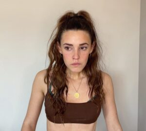 Sara Vidorreta Instagram - Un recap de las últimas pruebas que he grabado🤭 He intentando el acento mexicano en el último video, espero que no sea tan malo como pienso jiji🫶🏼

•
•
•
#actuando #acting #tumblraesthetic #escena #aesthetic #selftape #actrizespañola #ootd #seriesnetflix #serie #lareinadelsur #lrds #vampire #vampi #faustinosanchezgodoy  #saravidorreta #portrait #portraitphotography #madrid #españa #look #netflix #actriz #actress #act