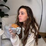 Sara Vidorreta Instagram - La primera burger en nuestro nuevo salón + mis dos pequeños dando amor 🫠🫠🫠 ¿Os gusta cómo han quedado los muebles de @beliani.espana :):)? #beliani #homedecor #aesthetics #tumblrgirl #burgerporn #catsofinstagram #lareinadelsur #lrds Madrid, Spain