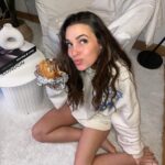 Sara Vidorreta Instagram - La primera burger en nuestro nuevo salón + mis dos pequeños dando amor 🫠🫠🫠 ¿Os gusta cómo han quedado los muebles de @beliani.espana :):)? #beliani #homedecor #aesthetics #tumblrgirl #burgerporn #catsofinstagram #lareinadelsur #lrds Madrid, Spain