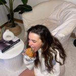 Sara Vidorreta Instagram - La primera burger en nuestro nuevo salón + mis dos pequeños dando amor 🫠🫠🫠 ¿Os gusta cómo han quedado los muebles de @beliani.espana :):)? #beliani #homedecor #aesthetics #tumblrgirl #burgerporn #catsofinstagram #lareinadelsur #lrds Madrid, Spain