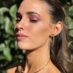 Sara Vidorreta Instagram - Necesitaba subir estas fotos porque estoy orgullosa del make up que me hice 🤭🌸✨💓 • • • #tumblr #tumblrgirl #tumblraesthetic #invitadaboda #aesthetic #wedding #jewelry #ootd #makeup #maquillaje #lareinadelsur #lrds #vampire #vampi #faustinosanchezgodoy #lincolnpalomeque #saravidorreta #portrait #portraitphotography #madrid #españa #look #netflix #actriz #actress #boda #maquillajeojos #invitadaboda Madrid, Spain