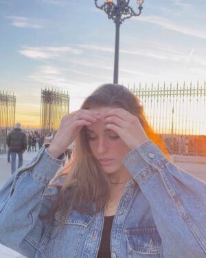 Sara Vidorreta Instagram - Si se acaba el mundo ahí fuera que nos pille aquí abrazaooooos✨
Primeras de las muchas que voy a subir by @nachomoya 🫠

•
•
•
#tumblr #tumblrgirl #tumblraesthetic #aesthetics #aesthetic #streetphotography #streetstyle #ootd #outfitoftheday #outfitinspiration #lareinadelsur #lrds #vampire #vampi #faustinosanchezgodoy #lincolnpalomeque #saravidorreta #portrait #portraitphotography #madrid #españa #look #netflix #actriz #actress #sunset #palacioreal #shooting #goldenhour