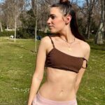 Sara Vidorreta Instagram - Resumen de mi domingo: 1. Primer día tomando el sol 2. 15 minutos más tarde 🫠 3. Ya derretidos x100 jaja 4. Un poco de postureo entre vuelta y vuelta 🙊 5. Feliz recogiendo nuestra comida 6. Recovering energy :)))) 7. Pillada mientras estudio concentrada 8. Momento hacer el tonto @natdekraker <3 • • • #tumblr #tumblrgirl #tumblraesthetic #aesthetics #aesthetic #streetphotography #streetstyle #ootd #outfitoftheday #outfitinspiration #lareinadelsur #lrds #vampire #vampi #faustinosanchezgodoy #lincolnpalomeque #saravidorreta #portrait #portraitphotography #madrid #españa #look #netflix #actriz #actress #retiro #photodump #couplegoals #picnic Retiro Park,Madrid