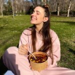 Sara Vidorreta Instagram - Resumen de mi domingo: 1. Primer día tomando el sol 2. 15 minutos más tarde 🫠 3. Ya derretidos x100 jaja 4. Un poco de postureo entre vuelta y vuelta 🙊 5. Feliz recogiendo nuestra comida 6. Recovering energy :)))) 7. Pillada mientras estudio concentrada 8. Momento hacer el tonto @natdekraker <3 • • • #tumblr #tumblrgirl #tumblraesthetic #aesthetics #aesthetic #streetphotography #streetstyle #ootd #outfitoftheday #outfitinspiration #lareinadelsur #lrds #vampire #vampi #faustinosanchezgodoy #lincolnpalomeque #saravidorreta #portrait #portraitphotography #madrid #españa #look #netflix #actriz #actress #retiro #photodump #couplegoals #picnic Retiro Park,Madrid