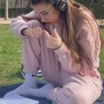 Sara Vidorreta Instagram - Resumen de mi domingo: 1. Primer día tomando el sol 2. 15 minutos más tarde 🫠 3. Ya derretidos x100 jaja 4. Un poco de postureo entre vuelta y vuelta 🙊 5. Feliz recogiendo nuestra comida 6. Recovering energy :)))) 7. Pillada mientras estudio concentrada 8. Momento hacer el tonto @natdekraker <3 • • • #tumblr #tumblrgirl #tumblraesthetic #aesthetics #aesthetic #streetphotography #streetstyle #ootd #outfitoftheday #outfitinspiration #lareinadelsur #lrds #vampire #vampi #faustinosanchezgodoy #lincolnpalomeque #saravidorreta #portrait #portraitphotography #madrid #españa #look #netflix #actriz #actress #retiro #photodump #couplegoals #picnic Retiro Park,Madrid