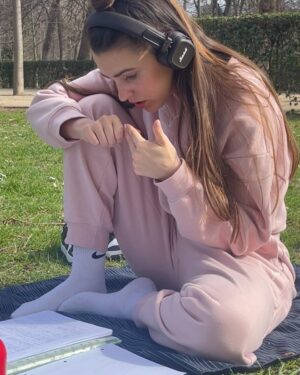 Sara Vidorreta Instagram - Resumen de mi domingo:
1. Primer día tomando el sol
2. 15 minutos más tarde 🫠
3. Ya derretidos x100 jaja
4. Un poco de postureo entre vuelta y vuelta 🙊
5. Feliz recogiendo nuestra comida
6. Recovering energy :))))
7. Pillada mientras estudio concentrada 
8. Momento hacer el tonto @natdekraker <3

•
•
•
#tumblr #tumblrgirl #tumblraesthetic #aesthetics #aesthetic #streetphotography #streetstyle #ootd #outfitoftheday #outfitinspiration #lareinadelsur #lrds #vampire #vampi #faustinosanchezgodoy #lincolnpalomeque #saravidorreta #portrait #portraitphotography #madrid #españa #look #netflix #actriz #actress #retiro #photodump #couplegoals #picnic