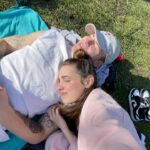 Sara Vidorreta Instagram - Resumen de mi domingo: 1. Primer día tomando el sol 2. 15 minutos más tarde 🫠 3. Ya derretidos x100 jaja 4. Un poco de postureo entre vuelta y vuelta 🙊 5. Feliz recogiendo nuestra comida 6. Recovering energy :)))) 7. Pillada mientras estudio concentrada 8. Momento hacer el tonto @natdekraker <3 • • • #tumblr #tumblrgirl #tumblraesthetic #aesthetics #aesthetic #streetphotography #streetstyle #ootd #outfitoftheday #outfitinspiration #lareinadelsur #lrds #vampire #vampi #faustinosanchezgodoy #lincolnpalomeque #saravidorreta #portrait #portraitphotography #madrid #españa #look #netflix #actriz #actress #retiro #photodump #couplegoals #picnic Retiro Park,Madrid