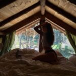 Sara Vidorreta Instagram - Foto dump de mi última escapada✨: 1. En isla tortuga estrenando la chaqueta de LRDS3 !!! 2. Nuestra habitación en @hotel_rural_la_posada 🫠 3. Yo feliz antes de estar 2 horas en un caballo y quedarme sin culo jaja 4. Después de eso, galopé por primera vez 🐎🍂 5. Escalando un árbol en un parque de aventuras 6. La mejor parte del circuito, volaaaaar :) 7. @natdekraker y yo destrozados pero muy agustito rodeados de naturaleza🌿 8. Despidiéndonos con nuestra hoguera al estilo USA 😋🇺🇸 • • • #tumblr #tumblrgirl #tumblraesthetic #aesthetics #aesthetic #cercedilla #escalada #tirolina #ootd #outfitoftheday #caballos #lareinadelsur #lrds #vampire #vampi #couplegoals #cabañas #saravidorreta #portrait #portraitphotography #madrid #españa #escapada #netflix #actriz #actress #rural #planesenmadrid #hotelrural Cercedilla