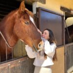 Sara Vidorreta Instagram - Foto dump de mi última escapada✨: 1. En isla tortuga estrenando la chaqueta de LRDS3 !!! 2. Nuestra habitación en @hotel_rural_la_posada 🫠 3. Yo feliz antes de estar 2 horas en un caballo y quedarme sin culo jaja 4. Después de eso, galopé por primera vez 🐎🍂 5. Escalando un árbol en un parque de aventuras 6. La mejor parte del circuito, volaaaaar :) 7. @natdekraker y yo destrozados pero muy agustito rodeados de naturaleza🌿 8. Despidiéndonos con nuestra hoguera al estilo USA 😋🇺🇸 • • • #tumblr #tumblrgirl #tumblraesthetic #aesthetics #aesthetic #cercedilla #escalada #tirolina #ootd #outfitoftheday #caballos #lareinadelsur #lrds #vampire #vampi #couplegoals #cabañas #saravidorreta #portrait #portraitphotography #madrid #españa #escapada #netflix #actriz #actress #rural #planesenmadrid #hotelrural Cercedilla
