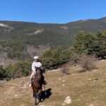 Sara Vidorreta Instagram - Foto dump de mi última escapada✨: 1. En isla tortuga estrenando la chaqueta de LRDS3 !!! 2. Nuestra habitación en @hotel_rural_la_posada 🫠 3. Yo feliz antes de estar 2 horas en un caballo y quedarme sin culo jaja 4. Después de eso, galopé por primera vez 🐎🍂 5. Escalando un árbol en un parque de aventuras 6. La mejor parte del circuito, volaaaaar :) 7. @natdekraker y yo destrozados pero muy agustito rodeados de naturaleza🌿 8. Despidiéndonos con nuestra hoguera al estilo USA 😋🇺🇸 • • • #tumblr #tumblrgirl #tumblraesthetic #aesthetics #aesthetic #cercedilla #escalada #tirolina #ootd #outfitoftheday #caballos #lareinadelsur #lrds #vampire #vampi #couplegoals #cabañas #saravidorreta #portrait #portraitphotography #madrid #españa #escapada #netflix #actriz #actress #rural #planesenmadrid #hotelrural Cercedilla