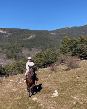 Sara Vidorreta Instagram - Foto dump de mi última escapada✨:
1. En isla tortuga estrenando la chaqueta de LRDS3 !!!
2. Nuestra habitación en @hotel_rural_la_posada 🫠
3. Yo feliz antes de estar 2 horas en un caballo y quedarme sin culo jaja
4. Después de eso, galopé por primera vez 🐎🍂
5. Escalando un árbol en un parque de aventuras
6. La mejor parte del circuito, volaaaaar :)
7. @natdekraker y yo destrozados pero muy agustito rodeados de naturaleza🌿
8. Despidiéndonos con nuestra hoguera al estilo USA 😋🇺🇸

•
•
•
#tumblr #tumblrgirl #tumblraesthetic #aesthetics #aesthetic #cercedilla #escalada #tirolina #ootd #outfitoftheday #caballos #lareinadelsur #lrds #vampire #vampi #couplegoals #cabañas #saravidorreta #portrait #portraitphotography #madrid #españa #escapada #netflix #actriz #actress #rural #planesenmadrid #hotelrural