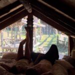 Sara Vidorreta Instagram - Foto dump de mi última escapada✨: 1. En isla tortuga estrenando la chaqueta de LRDS3 !!! 2. Nuestra habitación en @hotel_rural_la_posada 🫠 3. Yo feliz antes de estar 2 horas en un caballo y quedarme sin culo jaja 4. Después de eso, galopé por primera vez 🐎🍂 5. Escalando un árbol en un parque de aventuras 6. La mejor parte del circuito, volaaaaar :) 7. @natdekraker y yo destrozados pero muy agustito rodeados de naturaleza🌿 8. Despidiéndonos con nuestra hoguera al estilo USA 😋🇺🇸 • • • #tumblr #tumblrgirl #tumblraesthetic #aesthetics #aesthetic #cercedilla #escalada #tirolina #ootd #outfitoftheday #caballos #lareinadelsur #lrds #vampire #vampi #couplegoals #cabañas #saravidorreta #portrait #portraitphotography #madrid #españa #escapada #netflix #actriz #actress #rural #planesenmadrid #hotelrural Cercedilla
