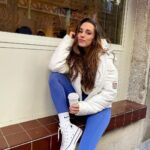 Sara Vidorreta Instagram - Un cafecito take away para alegrar el día, ¿cómo va el vuestro? 🤓☕️ • • • #tumblr #tumblrgirl #tumblraesthetic #aesthetics #aesthetic #streetphotography #streetstyle #ootd #outfitoftheday #outfitinspiration #inspofashion #lareinadelsur #lrds #vampire #vampi #faustinosanchezgodoy #lincolnpalomeque #saravidorreta #portrait #portraitphotography #madrid #españa #look #netflix #actriz #actress #coffee #cafe #malasaña
