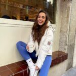 Sara Vidorreta Instagram - Un cafecito take away para alegrar el día, ¿cómo va el vuestro? 🤓☕️ • • • #tumblr #tumblrgirl #tumblraesthetic #aesthetics #aesthetic #streetphotography #streetstyle #ootd #outfitoftheday #outfitinspiration #inspofashion #lareinadelsur #lrds #vampire #vampi #faustinosanchezgodoy #lincolnpalomeque #saravidorreta #portrait #portraitphotography #madrid #españa #look #netflix #actriz #actress #coffee #cafe #malasaña