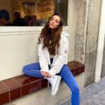 Sara Vidorreta Instagram - Un cafecito take away para alegrar el día, ¿cómo va el vuestro? 🤓☕️ • • • #tumblr #tumblrgirl #tumblraesthetic #aesthetics #aesthetic #streetphotography #streetstyle #ootd #outfitoftheday #outfitinspiration #inspofashion #lareinadelsur #lrds #vampire #vampi #faustinosanchezgodoy #lincolnpalomeque #saravidorreta #portrait #portraitphotography #madrid #españa #look #netflix #actriz #actress #coffee #cafe #malasaña