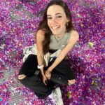 Sara Vidorreta Instagram - Vivir esto ha sido increíble🥹 Espero que con el último vídeo os transportéis a ese momento tan mágico🫶🏼 quiero llorarrrrrr!!!! • • • #coldplay #tumblrgirl #coldplaybarcelona #coldplaylive #aesthetic #concierto #beliveinlove #ootd #vivalavida #outfitinspiration #lareinadelsur #lrds #skyfullofstars #vampi #paradise #lincolnpalomeque #saravidorreta #portraitphotography #barcelona #españa #look #netflix #actriz #actress