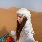 Sara Vidorreta Instagram - Pasar una noche en el desierto fue increíble 🫠🫠🫠 Aunque lo mejor es mi madre comentando todos los vídeos jajajaj • • • #desierto #merzouga #marruecos #camello #lareinadelsur #lrds #lrds3 #vampi #vampire #rocioaljarafe #saravidorreta #series #netflix #telemundo Merzouga - Sahara Desert Morocco