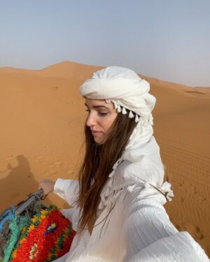 Sara Vidorreta Instagram - Pasar una noche en el desierto fue increíble 🫠🫠🫠 Aunque lo mejor es mi madre comentando todos los vídeos jajajaj

•
•
•
#desierto #merzouga #marruecos #camello #lareinadelsur #lrds #lrds3 #vampi #vampire #rocioaljarafe #saravidorreta #series #netflix #telemundo