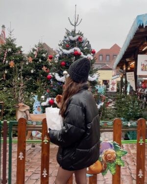 Sara Vidorreta Instagram - Resumen de nuestro viaje a la Alsacia be like:
1. Yo feliz modo minion 
2. La primera de las 20 crepes que me comí esa semana🤭
3. Las casas más bonitas que he visto✨
4. Un croissant puede dar la felicidad😌
5. Mi papi, @natdekraker y yo flipando con los pueblos de Papá Noel
6. Un chocolate caliente es nuestra salvación☕️
7. Mi caída estelar patinando sobre hielo 😂

•
•
•
#alsacia #travel #viaje #francia #outfit #ootd #colmar #kaysersberg #actriz #lareinadelsur #lrds #lrds3 #vampire #vampi #crepe #nutella