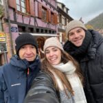 Sara Vidorreta Instagram - Resumen de nuestro viaje a la Alsacia be like: 1. Yo feliz modo minion 2. La primera de las 20 crepes que me comí esa semana🤭 3. Las casas más bonitas que he visto✨ 4. Un croissant puede dar la felicidad😌 5. Mi papi, @natdekraker y yo flipando con los pueblos de Papá Noel 6. Un chocolate caliente es nuestra salvación☕️ 7. Mi caída estelar patinando sobre hielo 😂 • • • #alsacia #travel #viaje #francia #outfit #ootd #colmar #kaysersberg #actriz #lareinadelsur #lrds #lrds3 #vampire #vampi #crepe #nutella Colmar, Alsace, France
