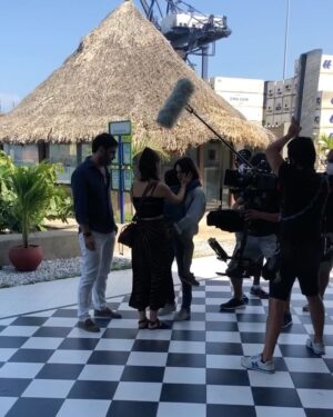Sara Vidorreta Instagram - MAÑANA @reinadelsurtv en @netflix 🤭!!! 
Por aquí os dejo un recap de momentos durante las grabaciones muy guays:
1. La última foto que tengo con mi querido @lincpal ✨
2. Tres hermanas y un moco 😂
3. El detrás de cámaras de una de las secuencias que veréis!
4. Yo feliz.
5. Microfonándome con la llegada de nuestra dire.
6. Grabamos en un pueblo indígena y me enamoré.
7. Descansos muy divertidos con estos locos.
8. Un momento mágico.
9. Claqueta fin LA VAMPI 🥹.

•
•
•
•
#lareinadelsur #lrds #lrds3 #lrds2 #vampire #lavampi #vampi #rocioaljarafe #saravidorreta #faustino #faustinosanchezgodoy #lincolnpalomeque #isabellasierra #telemundo #netflix #netflixseries #serie #colombia #españa #peru #bolivia #mexico #katedelcastillo #teresamendoza #rodaje #detrasdecamaras