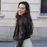 Sara Vidorreta Instagram - Abrázate. Hazlo fuerte. Hay miedos que muchas veces son difíciles de evitar. Hay inseguridades y vocecitas pequeñas que te llenan la cabeza de cosas negativas. Hay cicatrices que no se borran. Y hay lágrimas que caen y hay más que todavía están por caer. Hay caminos difíciles, y baches que cuestan superar. Y hay veces que caes, y no sabes cómo levantarte. Hay situaciones que duelen, personas que hieren y momentos que te dañan el corazón. Y créeme, todavía la tormenta no ha pasado. Por eso, abrázate fuerte. A ti misma. Cuídate, y hazlo todos los días. Y cuando flaquees, quiérete todavía más. No sabemos cuándo, pero estoy segura que volverás a ser tú de nuevo. Date tiempo. - De mí para mí. @unrinconmaravilloso • #tumblr #tumblrgirl #tumblraesthetic #aesthetics #aesthetic #streetphotography #streetstyle #ootd #outfitoftheday #outfitinspiration #lareinadelsur #lrds #vampire #vampi #faustinosanchezgodoy #lincolnpalomeque #saravidorreta #portrait #portraitphotography #madrid #españa #look #netflix #actriz #actress #malasaña #selflove #inspo Madrid, Spain