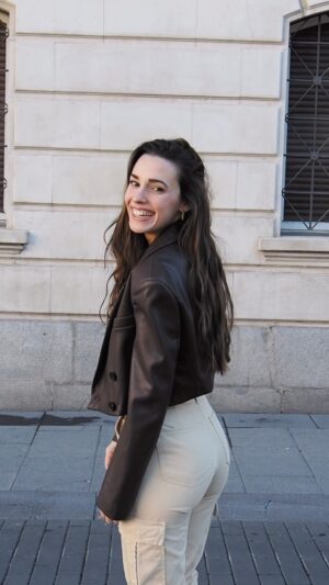 Sara Vidorreta Instagram - Abrázate. Hazlo fuerte. Hay miedos que muchas veces son difíciles de evitar. Hay inseguridades y vocecitas pequeñas que te llenan la cabeza de cosas negativas. Hay cicatrices que no se borran.
Y hay lágrimas que caen y hay más que todavía están por caer. Hay caminos difíciles, y baches que cuestan superar. Y hay veces que caes, y no sabes cómo levantarte. Hay situaciones que duelen, personas que hieren y momentos que te dañan el corazón. Y créeme, todavía la tormenta no ha pasado. Por eso, abrázate fuerte. A ti misma. Cuídate, y hazlo todos los días. Y cuando flaquees, quiérete todavía más. No sabemos cuándo, pero estoy segura que volverás a ser tú de nuevo. Date tiempo.
- De mí para mí.

@unrinconmaravilloso • #tumblr #tumblrgirl #tumblraesthetic #aesthetics #aesthetic #streetphotography #streetstyle #ootd #outfitoftheday #outfitinspiration #lareinadelsur #lrds #vampire #vampi #faustinosanchezgodoy #lincolnpalomeque #saravidorreta #portrait #portraitphotography #madrid #españa #look #netflix #actriz #actress #malasaña #selflove #inspo