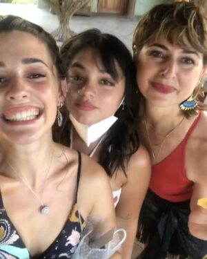 Sara Vidorreta Instagram - MAÑANA @reinadelsurtv en @netflix 🤭!!! 
Por aquí os dejo un recap de momentos durante las grabaciones muy guays:
1. La última foto que tengo con mi querido @lincpal ✨
2. Tres hermanas y un moco 😂
3. El detrás de cámaras de una de las secuencias que veréis!
4. Yo feliz.
5. Microfonándome con la llegada de nuestra dire.
6. Grabamos en un pueblo indígena y me enamoré.
7. Descansos muy divertidos con estos locos.
8. Un momento mágico.
9. Claqueta fin LA VAMPI 🥹.

•
•
•
•
#lareinadelsur #lrds #lrds3 #lrds2 #vampire #lavampi #vampi #rocioaljarafe #saravidorreta #faustino #faustinosanchezgodoy #lincolnpalomeque #isabellasierra #telemundo #netflix #netflixseries #serie #colombia #españa #peru #bolivia #mexico #katedelcastillo #teresamendoza #rodaje #detrasdecamaras
