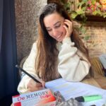 Sara Vidorreta Instagram - Trabajando en nuevos proyectos y teniendo mucho que estudiar 🤭 Con la ayuda de @dememory_oficial que contiene Jalea Real, Vitaminas B5 y Zinc que contribuyen al rendimiento intelectual y función cognitiva normal #ad #dememory • • • #actress #memory #memoria #study #estudio #lrds #lareinadelsur #saravidorreta #rocioaljarafe #vampire #vampi #serie #telemundo #netflix #guion #newproject Madrid, Spain