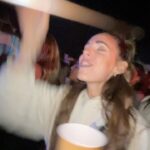 Sara Vidorreta Instagram - Y qué nos quiten lo bailaoooo ✨🎵 ¿quién no ha cantado a grito pelao’ el último video? • • • #festival #festi #verano #ootd #madrid #jardindelasdelicias #marlon #leiva #nilmoliner #danifernandez #cancion #friends #couple #dejaquefluya #summer #canciones #cancionespañola #fiesta #party #night #lrds #lrds2 #lrds3 #lareinadelsur #saravidorreta Jardin de las Delicias