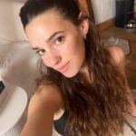 Sara Vidorreta Instagram - Resumen de mi semana: 1. Selfie con mis primeras pecas veraniegas ☺️ 3. Momento fav de desconexión 4. Mi desayuno recurrente 😋 5. 24/7 🙇🏽‍♀️ 6. Outfit check 7. Pizzas saludables en mi vida para siempre please 8. Mi cara de las 7am 🙄 9. Las fotos que me hace Nat al dormirme jiji • • • #tumbrgirl #aesthetic #tumblraesthetic #reallife #naturalbeauty #recap #home #lareinadelsur #lrds #lrds3 #lrds2 #vampire #lavampi #vampi #rocioaljarafe #saravidorreta #faustinosanchezgodoy #lincolnpalomeque #telemundo #netflix #netflixseries #serie #colombia #españa #peru #bolivia #mexico #rodaje #detrasdecamaras Madrid, Spain