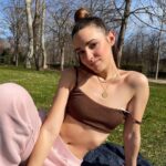 Sara Vidorreta Instagram - Resumen de mi domingo: 1. Primer día tomando el sol 2. 15 minutos más tarde 🫠 3. Ya derretidos x100 jaja 4. Un poco de postureo entre vuelta y vuelta 🙊 5. Feliz recogiendo nuestra comida 6. Recovering energy :)))) 7. Pillada mientras estudio concentrada 8. Momento hacer el tonto @natdekraker <3 • • • #tumblr #tumblrgirl #tumblraesthetic #aesthetics #aesthetic #streetphotography #streetstyle #ootd #outfitoftheday #outfitinspiration #lareinadelsur #lrds #vampire #vampi #faustinosanchezgodoy #lincolnpalomeque #saravidorreta #portrait #portraitphotography #madrid #españa #look #netflix #actriz #actress #retiro #photodump #couplegoals #picnic Retiro Park,Madrid