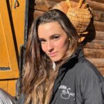 Sara Vidorreta Instagram - Foto dump de mi última escapada✨: 1. En isla tortuga estrenando la chaqueta de LRDS3 !!! 2. Nuestra habitación en @hotel_rural_la_posada 🫠 3. Yo feliz antes de estar 2 horas en un caballo y quedarme sin culo jaja 4. Después de eso, galopé por primera vez 🐎🍂 5. Escalando un árbol en un parque de aventuras 6. La mejor parte del circuito, volaaaaar :) 7. @natdekraker y yo destrozados pero muy agustito rodeados de naturaleza🌿 8. Despidiéndonos con nuestra hoguera al estilo USA 😋🇺🇸 • • • #tumblr #tumblrgirl #tumblraesthetic #aesthetics #aesthetic #cercedilla #escalada #tirolina #ootd #outfitoftheday #caballos #lareinadelsur #lrds #vampire #vampi #couplegoals #cabañas #saravidorreta #portrait #portraitphotography #madrid #españa #escapada #netflix #actriz #actress #rural #planesenmadrid #hotelrural Cercedilla
