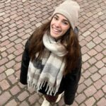 Sara Vidorreta Instagram - Resumen de nuestro viaje a la Alsacia be like: 1. Yo feliz modo minion 2. La primera de las 20 crepes que me comí esa semana🤭 3. Las casas más bonitas que he visto✨ 4. Un croissant puede dar la felicidad😌 5. Mi papi, @natdekraker y yo flipando con los pueblos de Papá Noel 6. Un chocolate caliente es nuestra salvación☕️ 7. Mi caída estelar patinando sobre hielo 😂 • • • #alsacia #travel #viaje #francia #outfit #ootd #colmar #kaysersberg #actriz #lareinadelsur #lrds #lrds3 #vampire #vampi #crepe #nutella Colmar, Alsace, France