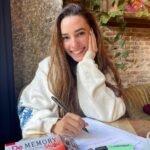 Sara Vidorreta Instagram - Trabajando en nuevos proyectos y teniendo mucho que estudiar 🤭 Con la ayuda de @dememory_oficial que contiene Jalea Real, Vitaminas B5 y Zinc que contribuyen al rendimiento intelectual y función cognitiva normal #ad #dememory • • • #actress #memory #memoria #study #estudio #lrds #lareinadelsur #saravidorreta #rocioaljarafe #vampire #vampi #serie #telemundo #netflix #guion #newproject Madrid, Spain