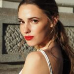 Sara Vidorreta Instagram - J’adore @dior party ✨ In love con el make up @diorbeauty by @ikasanchezfr 💋 Gracias @diorling1 🤍 • • • #dior #diorbeauty #diormakeup #jadore #jadoredior #makeup #portrait #portraitphotography #freckles #redlips #outfit #outfitoftheday #ootd #party #hair #actress #lareinadelsur #lrds #lrds3 #actriz #madrid #maquillaje #granvia #shooting #sesiondefotos #whiteoutfit #saravidorreta Madrid, Spain