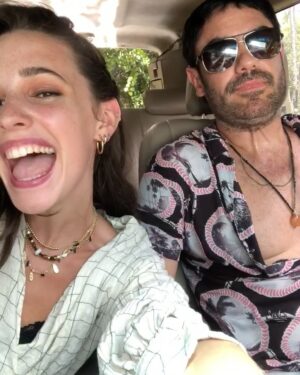 Sara Vidorreta Instagram - Hoy es el último capítulo de @reinadelsurtv en Telemundo, y qué momentos más guays me han venido a la memoria 🥹! Espero que la estéis disfrutando mucho y que echéis mucho de menos a la vampi 🤭
Para lxs que vais tarde, podéis verla también en @netflix ✨🫶🏼

•
•
•
#lareinadelsur #lrds #lrds3 #vampi #serie #netflix #telemundo #colombia #españa #mexico #peru #bolivia #miami #faustinosanchezgodoy #saravidorreta #lincolnpalomeque #katedelcastillo #teresamendoza #ultimocapitulo #rodaje #behindthescenes #detrasdecamaras #makingof