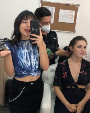 Sara Vidorreta Instagram - Hoy es el último capítulo de @reinadelsurtv en Telemundo, y qué momentos más guays me han venido a la memoria 🥹! Espero que la estéis disfrutando mucho y que echéis mucho de menos a la vampi 🤭
Para lxs que vais tarde, podéis verla también en @netflix ✨🫶🏼

•
•
•
#lareinadelsur #lrds #lrds3 #vampi #serie #netflix #telemundo #colombia #españa #mexico #peru #bolivia #miami #faustinosanchezgodoy #saravidorreta #lincolnpalomeque #katedelcastillo #teresamendoza #ultimocapitulo #rodaje #behindthescenes #detrasdecamaras #makingof