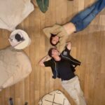 Sara Vidorreta Instagram - Así limpiamos nosotros la casa 🤭 :) #ceilingtrend #trend #trending #ceiling #couplegoals #telefonoeneltecho Madrid, Spain