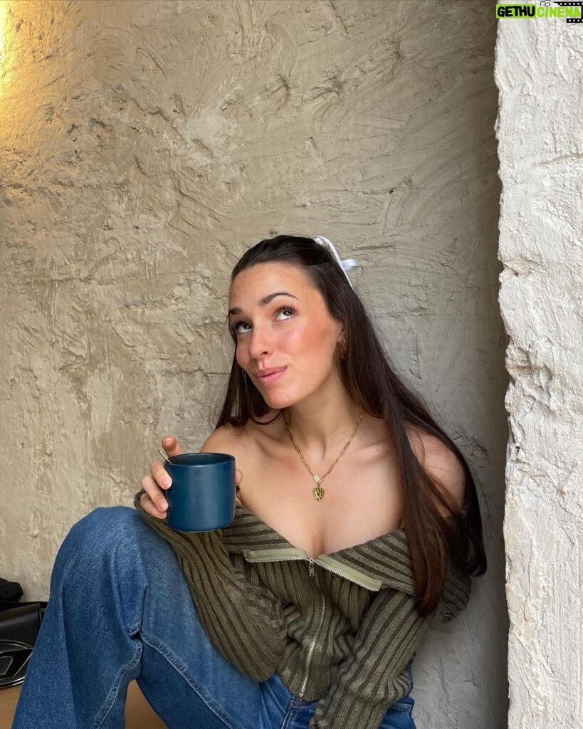 Sara Vidorreta Instagram - mis fotos favs de una mañana de chai latte y buena compañía 🍂☕️🎞️🤎 • #outfitinspo #ootd #madrid #cafeteriasbonitas #aesthetic #brunchmadrid #tumblrgirl Madrid, Spain