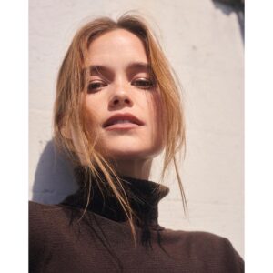 Sarah Catherine Hook Instagram - portrait mode w/ @kelsey_hale 💫

📸 : @kelsey_hale 
💄 : @audurs 
💁🏻‍♀️ : @elsahair