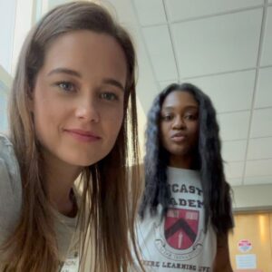 Sarah Catherine Hook Instagram - These people, this show….so much love for every single person involved. Thank you to everyone who is watching. It means more to us than you’ll ever know ❤️ HAPPY MF PRIDE

(First video is Jet showing me a video of @mochabands and me making out jussoyaknowwwwww)

#firstkill #netflix