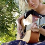 Sarah Grey Instagram - Little song I wrote about losing someone you love. “Dear one” I hope you like it 🤗
