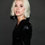 Sarah Grey Instagram - Oh hey there .….............................................: #photographer @photobyhudson #makeup @adambreuchaud #style @chrishoran20 #hair @dereksyuen @rizingmagazine