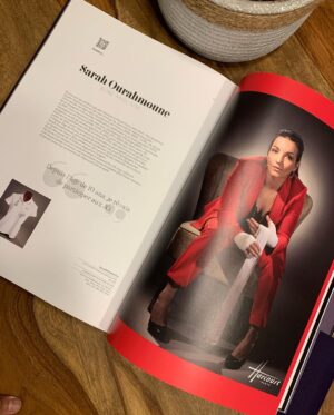 Sarah Ourahmoune Instagram - 🤩Après 2 années de travail et de réflexion, le très beau livre « 100 champions championnes, anecdotes et confidences" voit enfin le jour !

Cet ouvrage, unique en son genre, présente :
👉🏻 100 portraits d’athlètes d’exception réalisés par le @studioharcourt 
👉🏻 Des anecdotes sur leurs maillots et objets collectors 
👉🏻Des confidences sur un objet qui leur est cher, à écouter en podcasts accessibles directement par QR Code.

L’Association @lesportaducoeur a réalisé un travail hors du commun pour faire briller chaque athlète, chaque discipline, chaque histoire singulière.

Une belle action inclusive, riche de sens, au profit des plus démunis.

❤️Pour vous convaincre davantage, ce livre est un magnifique cadeau à s’offrir et à offrir, pourquoi pas pour les fêtes de fin d’année. 

Les bénéfices de cet ouvrage ainsi que la vente des objets offerts par les champions sont intégralement destinés à la lutte contre la précarité. Le livre est dispo dans toutes les librairies 📚