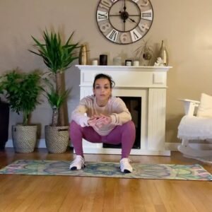 Sarah Ourahmoune Instagram - Hello à tous !
Je vous partage une petite séance faite hier soir. Si vous avez le courage, faites-la demain matin avant d’attaquer la journée !

Vous êtes plutôt ?
🌞sport le matin
🌚 sport le soir

Sinon je suis super contente… aujourd’hui j’ai pu recourir 6 mois après la rupture de mon tendon d’Achille. C’était pour @imagineformargo_officiel l’association dont j’ai la fierté d’être la marraine. Une association qui récolte des fonds pour financer la recherche sur les cancers pédiatriques.
Le cancer est la 1ere cause de mortalité chez les enfants de plus d’un an en France et en Europe !
J’ai lancé une collector te donc si vous voulez soutenir à mes côtés, écrivez-moi pour avoir le lien ! 🦋

Bonne soirée à tous !