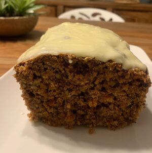 Sarah Ourahmoune Instagram - C’est la première fois que je kiffe autant un gâteau que je fais !

Du coup, je vous la partage car elle vaut vraiment le détour ! Si vous la réalisez, envoyez-moi des photos 🤓

🥕 Carrot Cake Sportif aux Flocons d'Avoine et Pomme 🍏

Ingrédients :

▪️300 g de carottes râpées
▪️ 100 g de flocons d'avoine
▪️100g de noix hachées
▪️1 pomme râpée
▪️150 g de farine
▪️3 œufs
▪️100g de sucre roux ou 100ml de sirop d’érable
▪️60 ml d'huile d’olive ( promis ça ne se sent pas !)
▪️1 cuillère à café de levure chimique
▪️ 1cuillère à café de cannelle
▪️1/2 cuillère de muscade
▪️1 pincée de sel

Instructions :

Préchauffez le four à 180°C et graissez un moule à gâteau.
Dans un grand bol, mélangez les carottes, les flocons d'avoine, les noix hachées grossièrement et la pomme râpée.

Ajoutez la farine, la levure chimique, la cannelle et le sel. Mélangez bien.

Dans un autre bol, battez les œufs, puis ajoutez le sirop d'érable ( ou sucre ) et l'huile d’olive. Mélangez jusqu'à obtenir une consistance homogène.

Incorporez le mélange liquide dans le bol des ingrédients secs. Mélangez jusqu'à obtenir une pâte lisse.

Versez la pâte dans le moule et lissez la surface.
Faites cuire au four pendant environ 60 minutes ( moi j’ai pris un moule à cake et du coup j’ai du ajouter 5/6mn de cuisson )
Laissez refroidir avant de démouler.

🌟 Astuce Sportive : Ce Carrot Cake est parfait en collation pré-entraînement grâce aux flocons d'avoine énergétiques et à la pomme riche en fibres!

❤️ Merci @soniamacginley pour l’inspiration 👌

#HealthyTreats #BakingWithBalance #SportySnacks #carrotcake #recette #recettehealthy #recettesportive