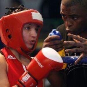 Sarah Ourahmoune Instagram - Je suis retombée sur des très vieilles photos de boxe… le temps passe trop vite. C’était il y 13 ans… 15 ans pour certaines !

La dernière est vraiment 😅 le gang des 3 !

C’était à @boxing_beats Auber… mon club de ❤️ celui de mes petits pas sur un ring avec l’irremplaçable @sbennajem 🙌🏼😍